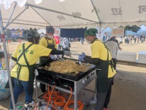 焼きそばを焼いている